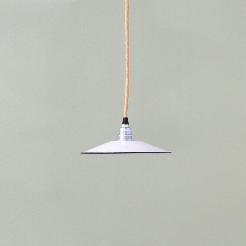 flache weiße Emaillelampe