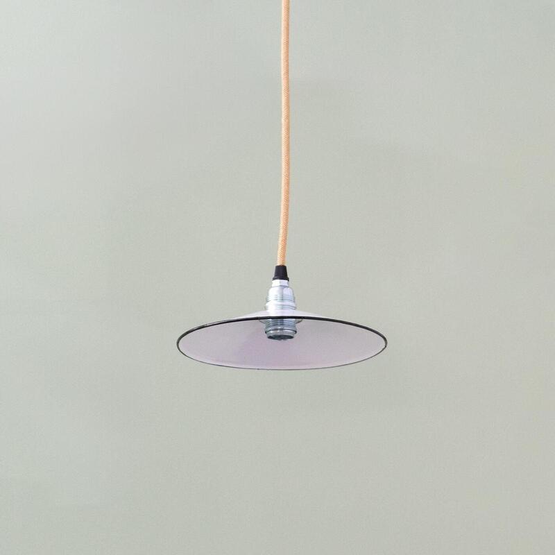 flache weiße Emaillelampe