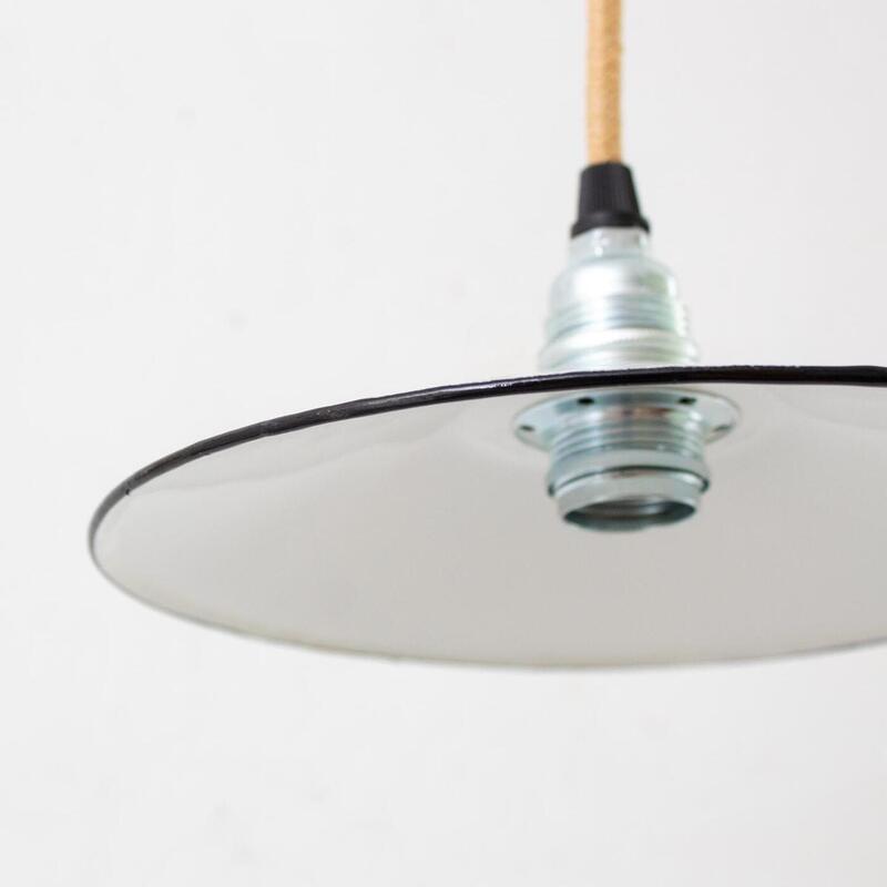 flache weiße Emaillelampe
