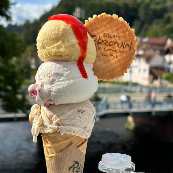 Eistüte mit Stadtbrücke