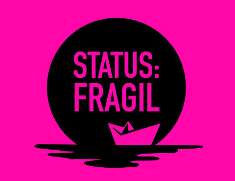 Papierboot auf pinkfarbenem Hintergrund mit der Aufschrift "Status: Fragil"