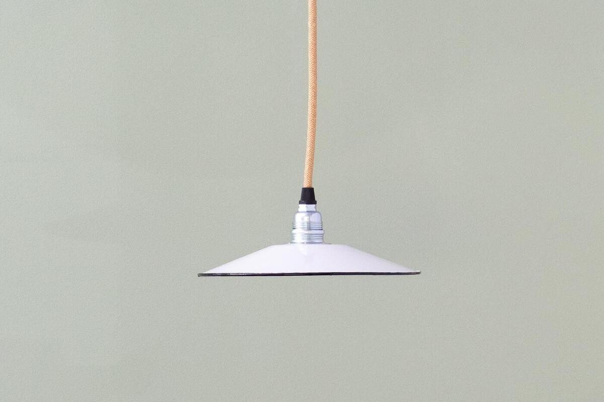 flache weiße Emaillelampe