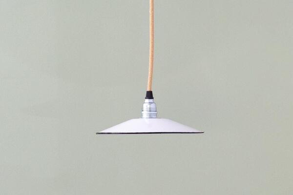 flache weiße Emaillelampe