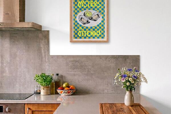 Bild einer Küche mit einem Poster an der Wand, auf dem steht "Oysters in Ottenau"